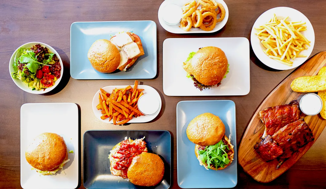 Burger, Pommes, Onion Rings und Spare Ribs von Harry’s Burger in Pettneu