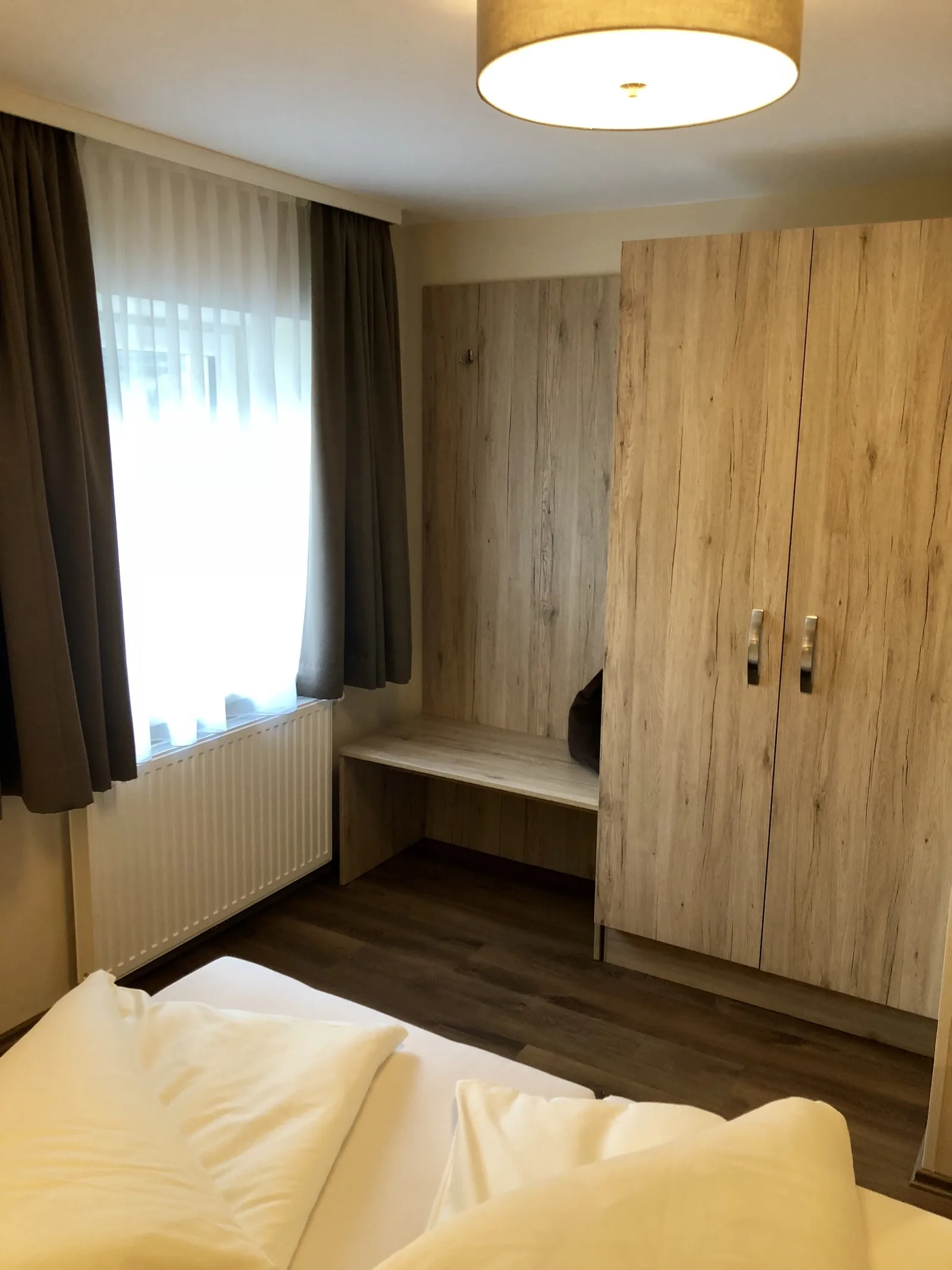 Top 2 – Schlafzimmer mit Kleiderschrank