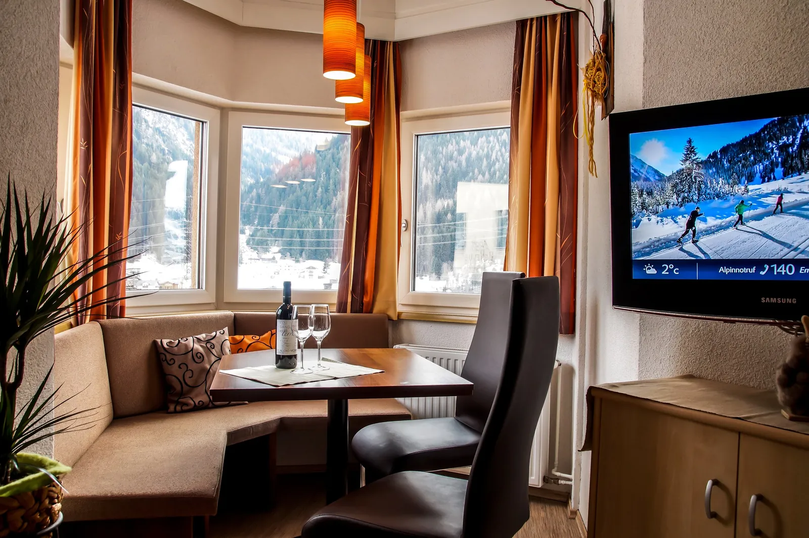 Top 4 – Sitzecke mit Bergblick und Flat-TV